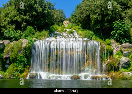 La grande cascata alla fine del parco del 'Reggia di Caserta' cade come una tenda d'acqua. I getti di acqua verso il basso Briano montagna. Foto Stock