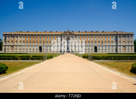 Il 'Reggia di Caserta', di cui potete vedere la facciata anteriore, è stata la più grande residenza reale nel mondo. Ora è possibile visitare il palazzo e Foto Stock