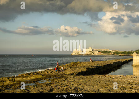 Vista del seawall dal famoso Malecón a l'Avana, Cuba Foto Stock