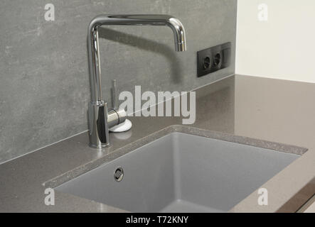 Cucina in ceramica lavandino. Cucina moderna con rubinetto in metallo e ceramica per lavello da cucina. Foto Stock