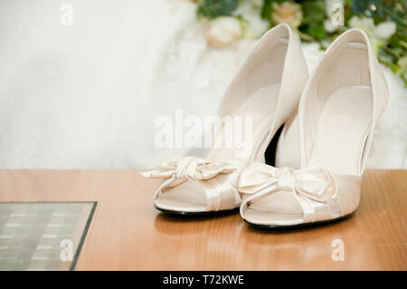 Un spose scarpe su una tabella dopo il matrimonio. Foto Stock
