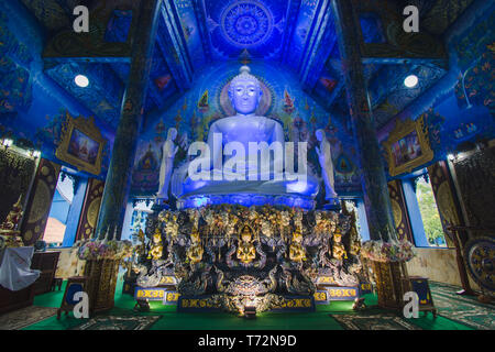 Rong Suea dieci o tempio Wat Rong Sua Dieci è un famoso tempio che è un bel decor di stile moderno con grandi immagini di Buddha e Thai Foto Stock