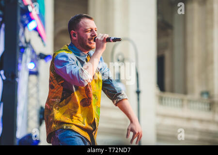 Roma, Italia. 01 Maggio, 2019. Vincitore della scorsa edizione del fattore X-Italia, Marco Anastasio eseguita dal vivo sul palco del Primo Maggio in concerto a Roma. Il " giorno " Concerto è un evento organizzato ogni anno a Roma dai sindacati CGL, CISL e UIL per celebrare i diritti dei lavoratori con la musica. Credito: Luigi Rizzo/Pacific Press/Alamy Live News Foto Stock