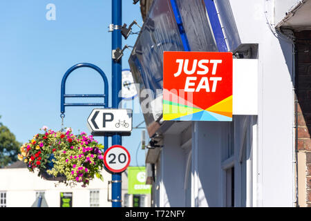 "Solo mangiare' segno sul ristorante, Piazza del Mercato, St Neots, Cambridgeshire, England, Regno Unito Foto Stock