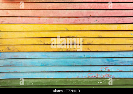 Il vecchio muro colorato fatto di tavole di legno Foto Stock