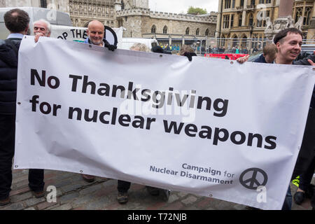 CND protestare contro la Royal Navy Servizio Nazionale del ringraziamento a Mark 50 anni di continuo in mare un deterrente in Westminster Abbey. Foto Stock