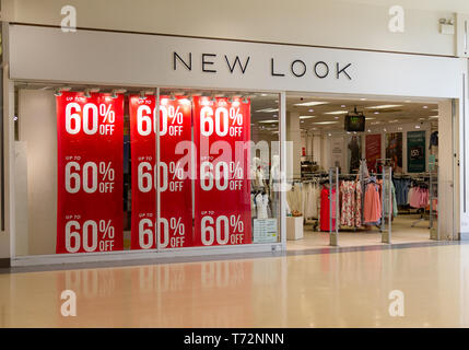 Nuovo look fashion retail store ingresso in un centro commerciale per lo shopping Foto Stock