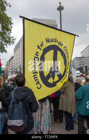 La CND protesta contro il Royal Navy National Service of Thanksgiving per celebrare 50 anni di ‘Continuous at Sea Deterrent’ (CASD) nell’abbazia di Westminster. Foto Stock