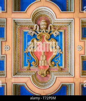 Stemma papale nel soffitto dei Musei Capitolini di Roma, Italia. Foto Stock