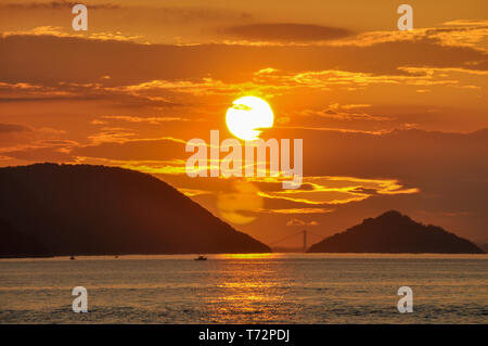 Immagine del paesaggio di rosso e oro con il tramonto sul mare e vista isola a Takamatsu, Giappone. Foto Stock