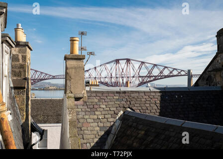 Vista su una casa a South Queensferry del Ponte di Forth Rail sul Firth of Forth, nei pressi di Edimburgo, Scozia Foto Stock