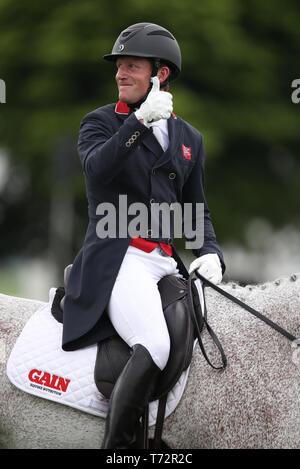 Gran Bretagna Oliver Townend sulla classe Ballaghmor compete in dressage durante il giorno tre del 2019 Mitsubishi Motors Badminton Horse Trials a Badminton station wagon, nel Gloucestershire. Foto Stock