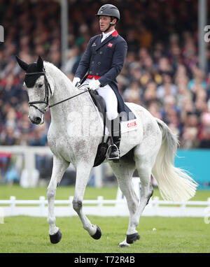 Gran Bretagna Oliver Townend sulla classe Ballaghmor compete in dressage durante il giorno tre del 2019 Mitsubishi Motors Badminton Horse Trials a Badminton station wagon, nel Gloucestershire. Foto Stock