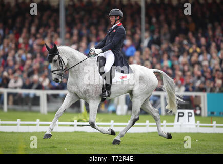 Gran Bretagna Oliver Townend sulla classe Ballaghmor compete in dressage durante il giorno tre del 2019 Mitsubishi Motors Badminton Horse Trials a Badminton station wagon, nel Gloucestershire. Foto Stock