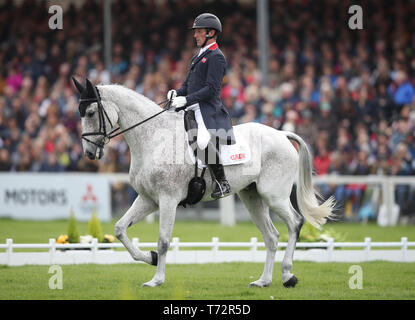 Gran Bretagna Oliver Townend sulla classe Ballaghmor compete in dressage durante il giorno tre del 2019 Mitsubishi Motors Badminton Horse Trials a Badminton station wagon, nel Gloucestershire. Foto Stock