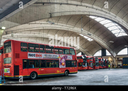 Il Grade II * elencati, cemento armato Stockwell bus garage era più grande dell'Europa tetto non supportato span quando è stato inaugurato nel 1952. Foto Stock