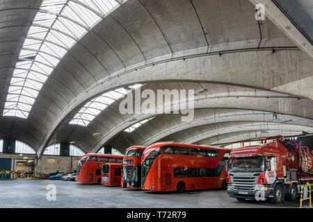 Il Grade II* elencati, cemento armato Stockwell bus garage era più grande dell'Europa tetto non supportato span quando è stato inaugurato nel 1952. Foto Stock