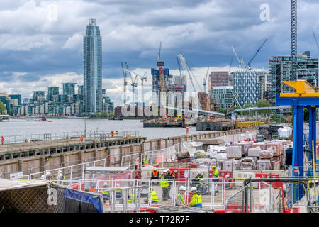 Costruzione di opere sulla Battersea Power Station sviluppo accanto al fiume Tamigi, con St George Wharf & Vauxhall torre in background. Foto Stock