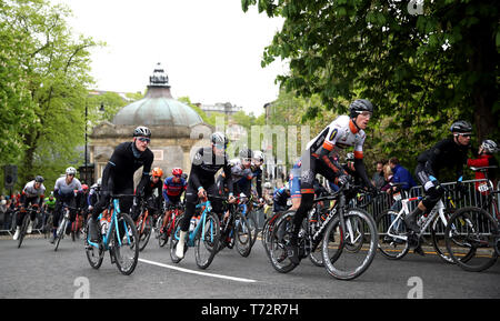 Una vista generale come piloti passare allo storico Royal Pump Room sul circuito a Harrogate che verrà utilizzato nel prossimo UCI Campionati del Mondo durante la fase due del Tour de Yorkshire. Foto Stock