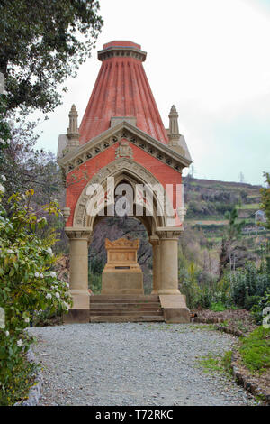 A Pegli, Italia , su aprile /02/2018 - Captain's mausoleo nel parco di Villa Durazzo - Pallavicini Foto Stock