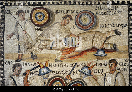 Mosaico romano raffigurante un gladiatore lotta. Nella parte inferiore la murmillones Symmanchus Maternus e stanno combattendo in arena allietate dalla lanistae. In cima, Maternus giace ucciso da Simmaco. Dettaglio. Iii secolo D.C. Il calcare e pasta vitrea. Da Roma (Italia). Museo Archeologico Nazionale. Madrid. Spagna. Foto Stock