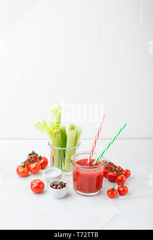 Bicchiere di succo di pomodoro e i gambi di sedano Foto Stock