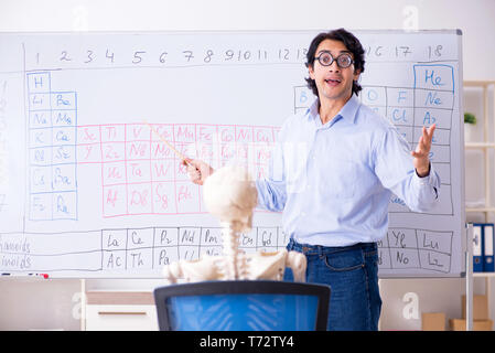 Giovane maschio farmacia insegnante e studente scheletro Foto Stock