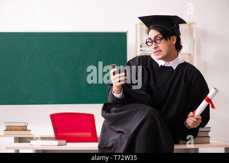 Studente laureato nella parte anteriore della scheda verde Foto Stock