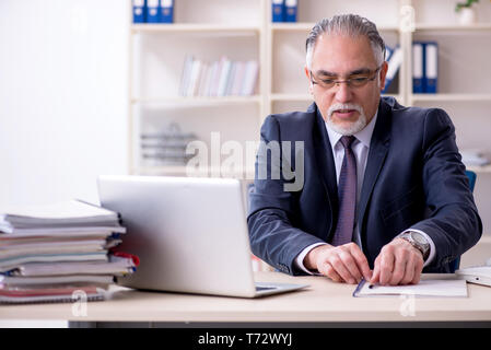 Bianco vecchio barbuto imprenditore dipendente scontento con eccessiva wo Foto Stock