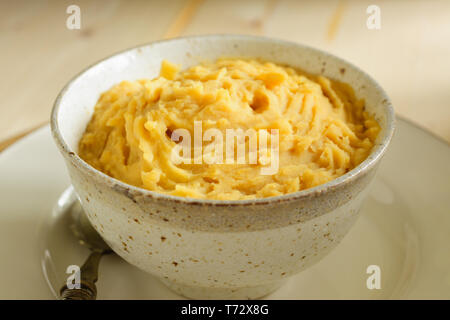 Pease pudding un tradizionale inglese saporito piatto fatto di giallo piselli spezzati bolliti in un magazzino con spezie Foto Stock