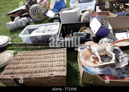 Tipico bagagliaio della vettura in vendita in campo inglese Foto Stock