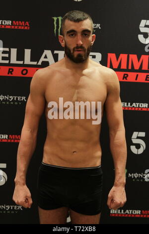 Mohammad Yahya durante il BELLATOR MMA pesare nella prima del BELLATOR BIRMINGHAM: PRIMUS vs. WILDE presso l'Hilton Metropole Foto Stock