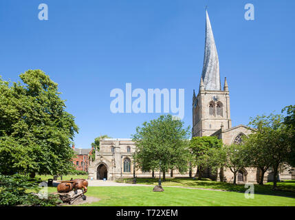 Chiesa di Santa Maria e di tutti i Santi Chesterfield con una famosa guglia ritorto Derbyshire Inghilterra GB UK Europa