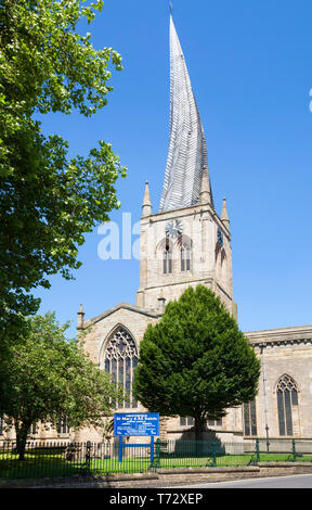 Chiesa di Santa Maria e di tutti i Santi Chesterfield con una famosa guglia ritorto Derbyshire Inghilterra GB UK Europa Foto Stock