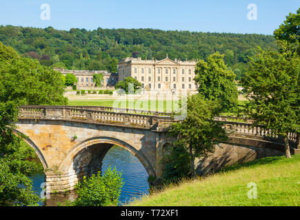 Chatsworth House park con un ingresso di ponte sul fiume Derwent di parco e boschi Derbyshire England Regno Unito GB, Europa Foto Stock