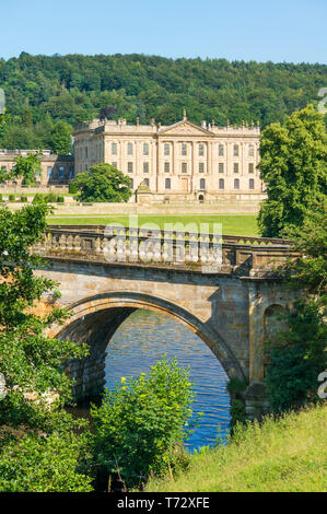 Chatsworth House Derbyshire con un ponte d'ingresso sul fiume Derwent parco e boschi Derbyshire Inghilterra UK GB, Europa Foto Stock