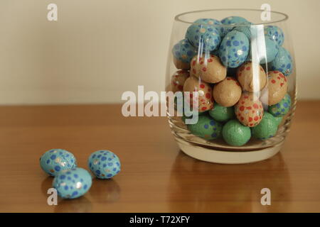 Uova di Pasqua di cioccolato in un bicchiere Foto Stock