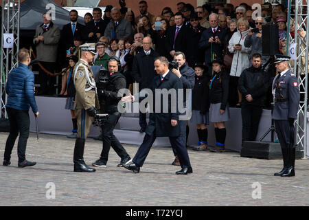 Presidente polacco Andrzej Duda visto che offre una stretta di mano da un soldato durante l'occasione. Celebrazione del Giorno della Costituzione, il 3 Maggio presso la piazza del Castello. Il cerimoniale parata militare in occasione della celebrazione. Foto Stock