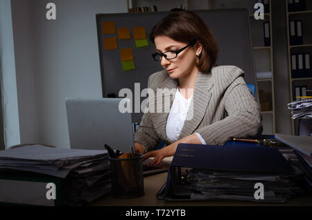 Il dipendente di sesso femminile affetti da un eccessivo lavoro Foto Stock