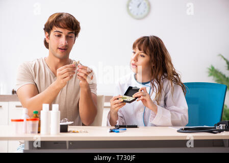 Paziente con problema di udito visita medico otorhinolaryngologi Foto Stock