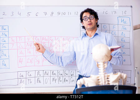 Giovane maschio farmacia insegnante e studente scheletro Foto Stock