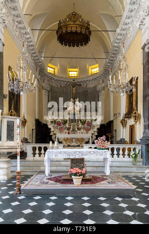 MONTEROSSO, LIGURIA/ITALIA - aprile 22 : Vista interna della chiesa di S G Battista a Monterosso Liguria Italia il 22 aprile 2019 Foto Stock