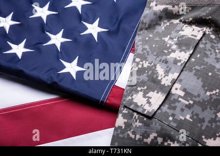 Close-up di uniforme militare americana bandiera nazionale Foto Stock