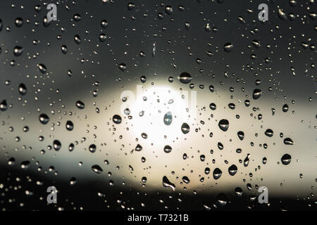 Goccia di acqua sulla finestra Foto Stock
