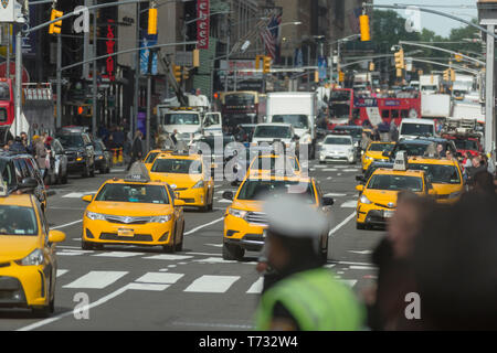 Giallo TAXI Settima avenue midtown Manhattan NEW YORK CITY USA Foto Stock