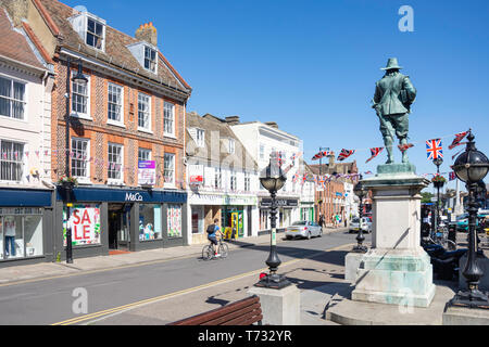 La statua di Oliver Cromwell, la pavimentazione, St Ives, Cambridgeshire, England, Regno Unito Foto Stock