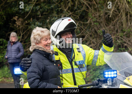 Motociclista della polizia che indossa casco e giacca ad alta visibilità in posa per una fotografia sul palcoscenico femminile del Tour de Yorkshire a Harrogate, Regno Unito. Foto Stock