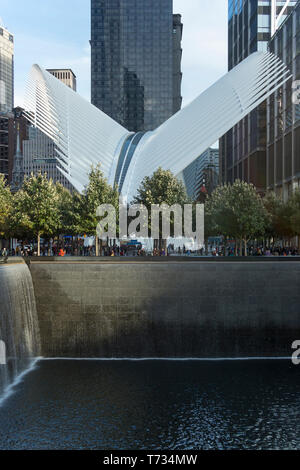 Occhio (©Santiago Calatrava 2018) WESTFIELD WORLD TRADE CENTER PERCORSO HUB DI TRASPORTO DEL NORD POOL RIFLETTENTE DOWNTOWN MANHATTAN NEW YORK CITY USA Foto Stock