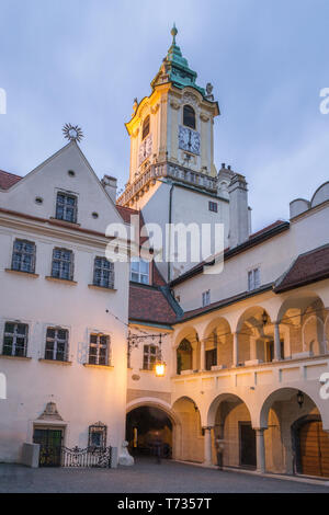 Il Bratislava Municipio cortile al crepuscolo, Slovacchia Foto Stock