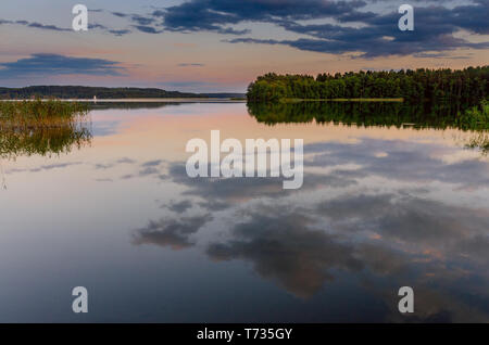 Tramonto sul lago masurian Pluszne vicino alla città di Olsztynek (ger.: Hohenstein). Provincia Warmian-Masurian, Polonia. Foto Stock